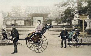 お寺の前にある「神力社」、1880年頃（手塗りの卵白をカードに印刷） 作： Japanese Photographer